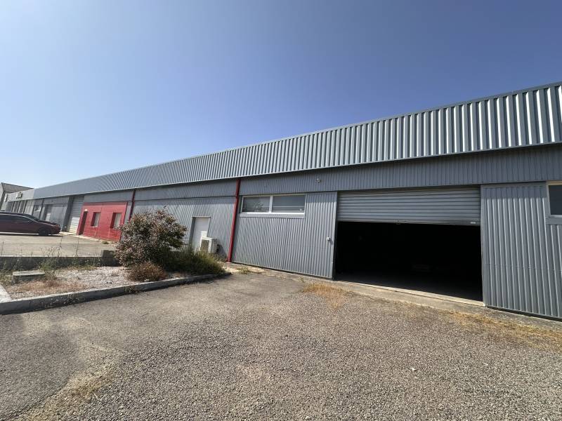 grand entrepôt de 1450 m² sur 7000 m² de terrain l'Isle Jourdain